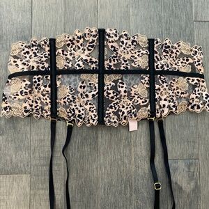 NWT VICTORIA'S SECRET Very Sexy Floral Embroidered Waist Cincher Garter Belt